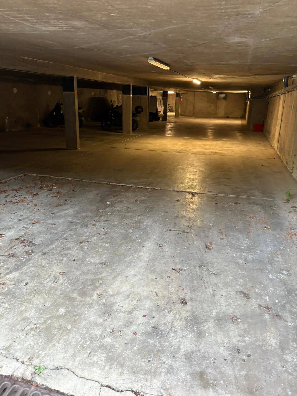 Aspiration des sols et dépoussiérage des canalisations de parking avec autolaveuse haute pression à Versailles dans les Yvelines 78