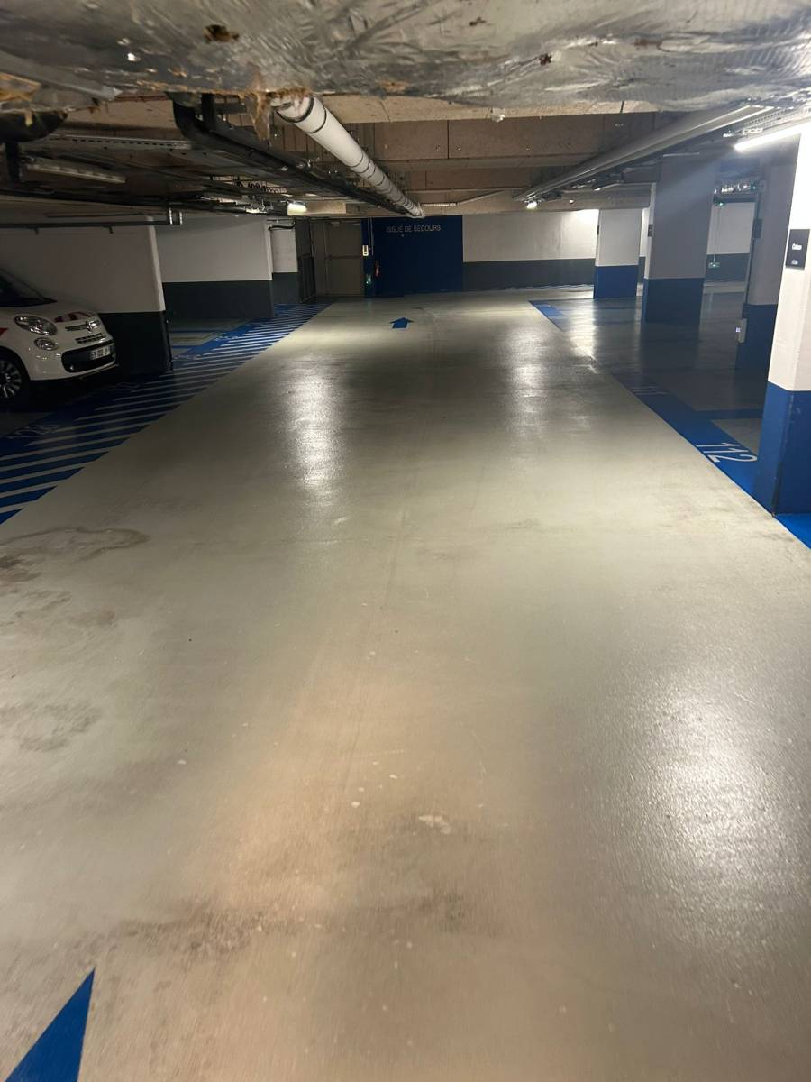 Élimination des taches tenaces dans un parking avec lavage haute pression par une entreprise à Paris en Île-de-France 75