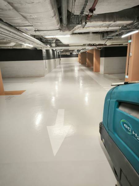 Nettoyage d'un parking intérieur à Paris 12ème dans le 75 avec autolaveuse avec chauffeur