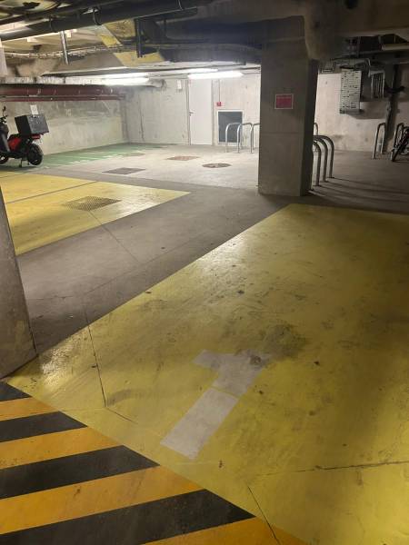 Avant nettoyage d'un parking d'immeuble souterrain à Paris 15ème