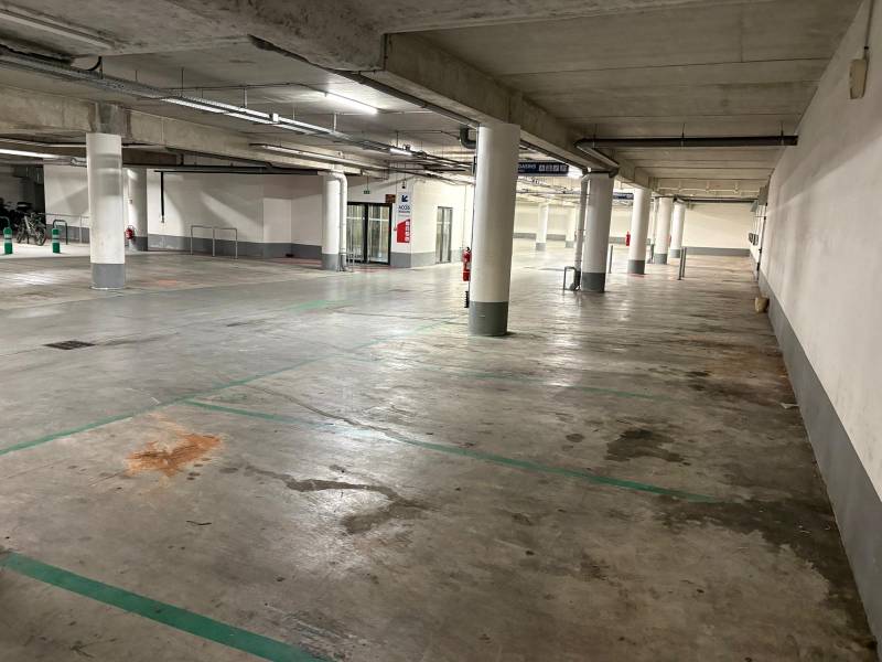 Louer une autolaveuse avec chauffeur pour le nettoyage des sols d'un parking intérieur à Paris 75002