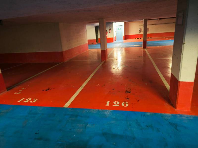 Photo avant le lavage des sols d'un parking de copropriété en sous-sol à Paris 75015