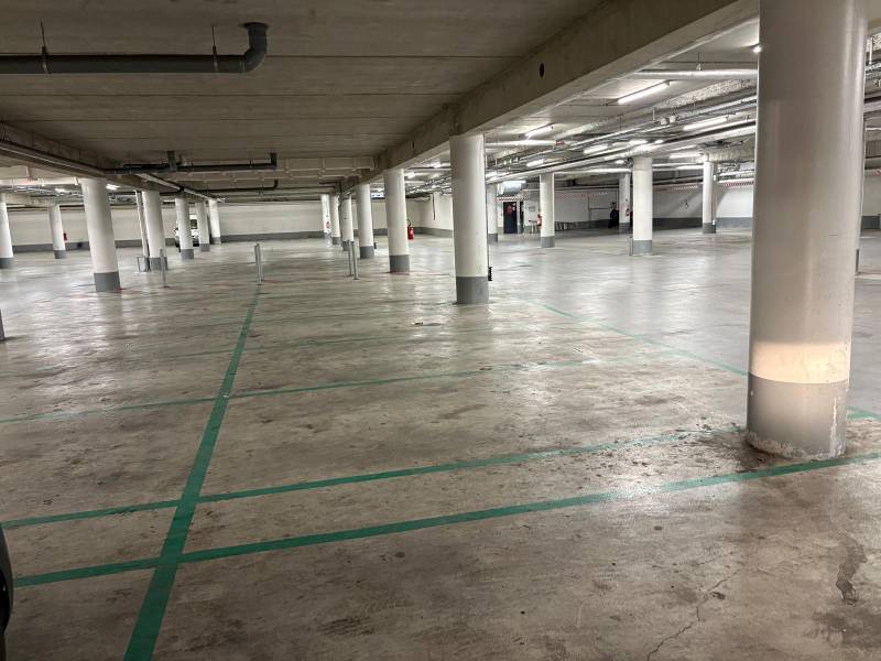 Avant remise en état de propreté d'un parking de copropriété en sous-sol à Paris 75002