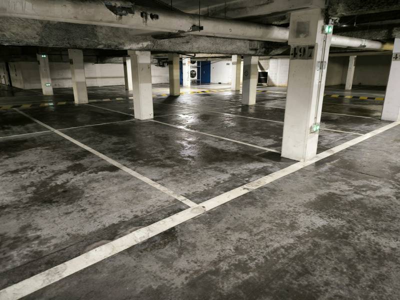 Faire laver les sols sales d'un parking souterrain à Paris 12ème avec la location d'une autolaveuse avec chauffeur dans le 75