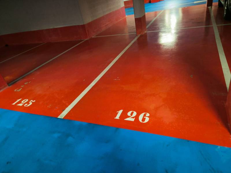 Louer une autolaveuse avec chauffeur pour laver les sols d'un parking intérieur à Paris 75014