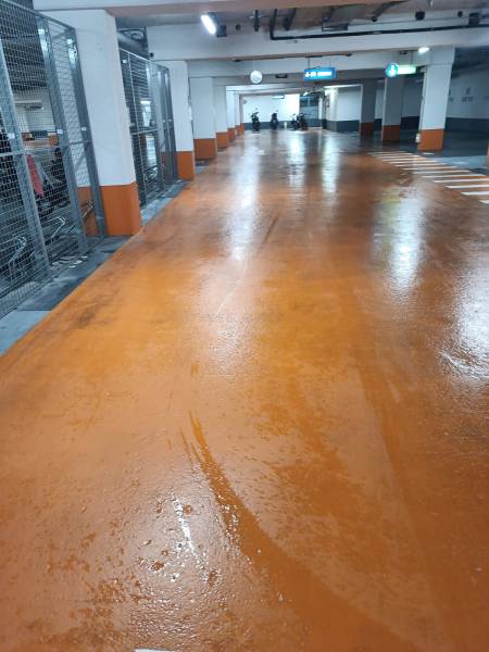 Louer une autolaveuse professionnelle avec chauffeur pour laver les sols d'un parking intérieur à Paris 75010