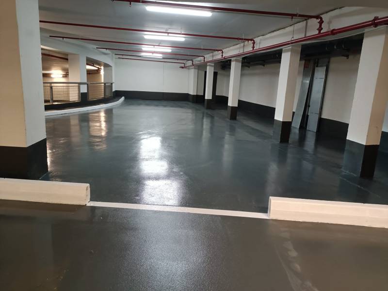 Nettoyage professionnel des sols d'un parking intérieur avec une autolaveuse avec chauffeur à la location à Paris 75009