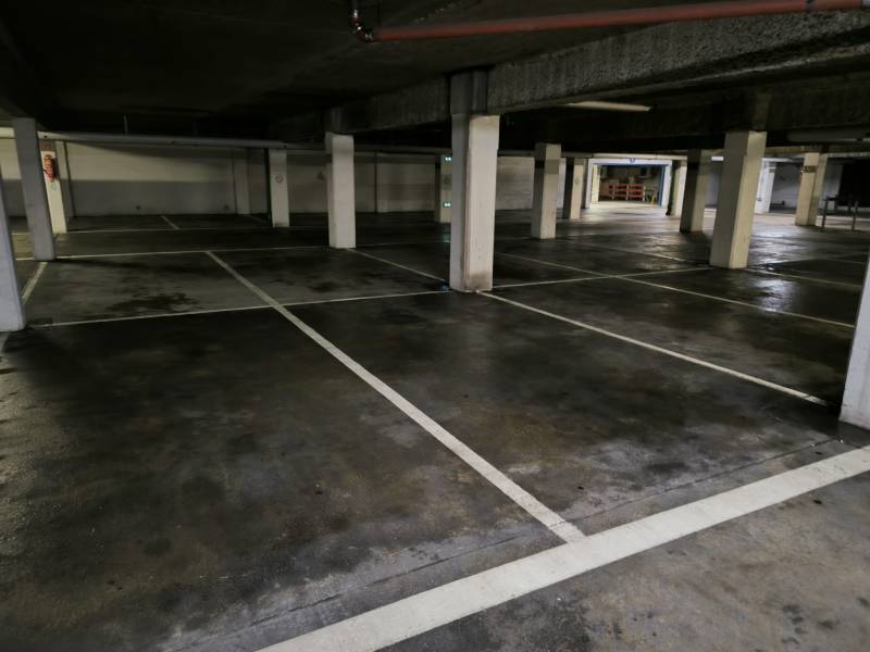 Louer une autolaveuse avec chauffeur pour nettoyer les sols d'un parking intérieur à Paris 75011