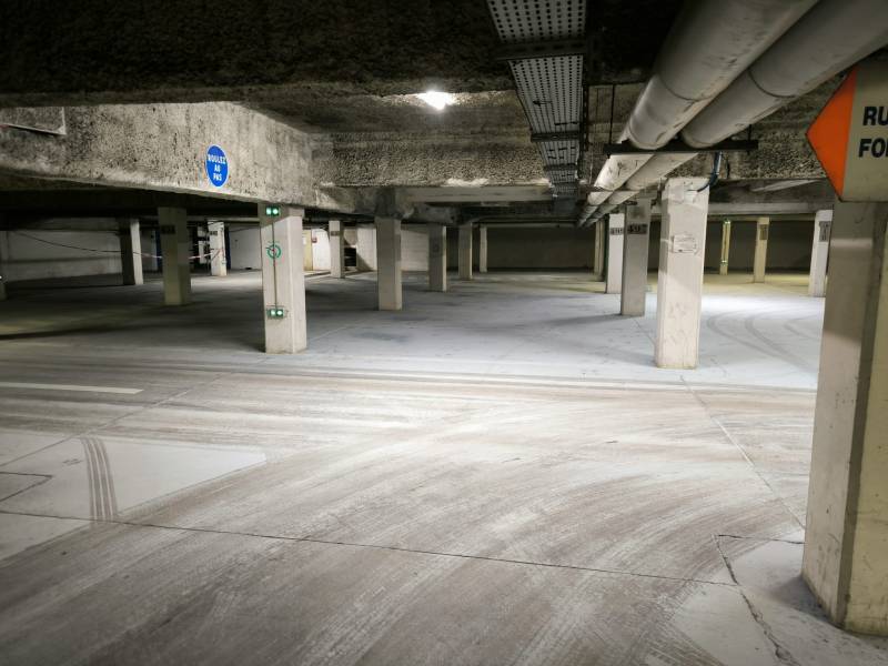 Avant lavage des sols d'un parking public souterrain à Paris 75011 en Île-de-France